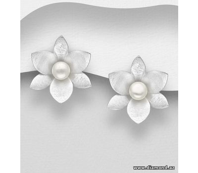 925 Sterling Silver Matt Flower Push-Back Earrings Decorated With Fresh Water Pearls